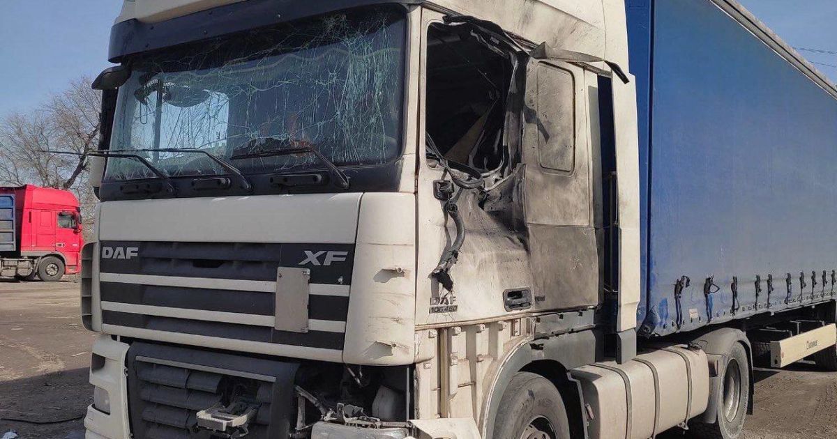 У Нікополі окупанти скинули з дрона вибухівку на вантажівку