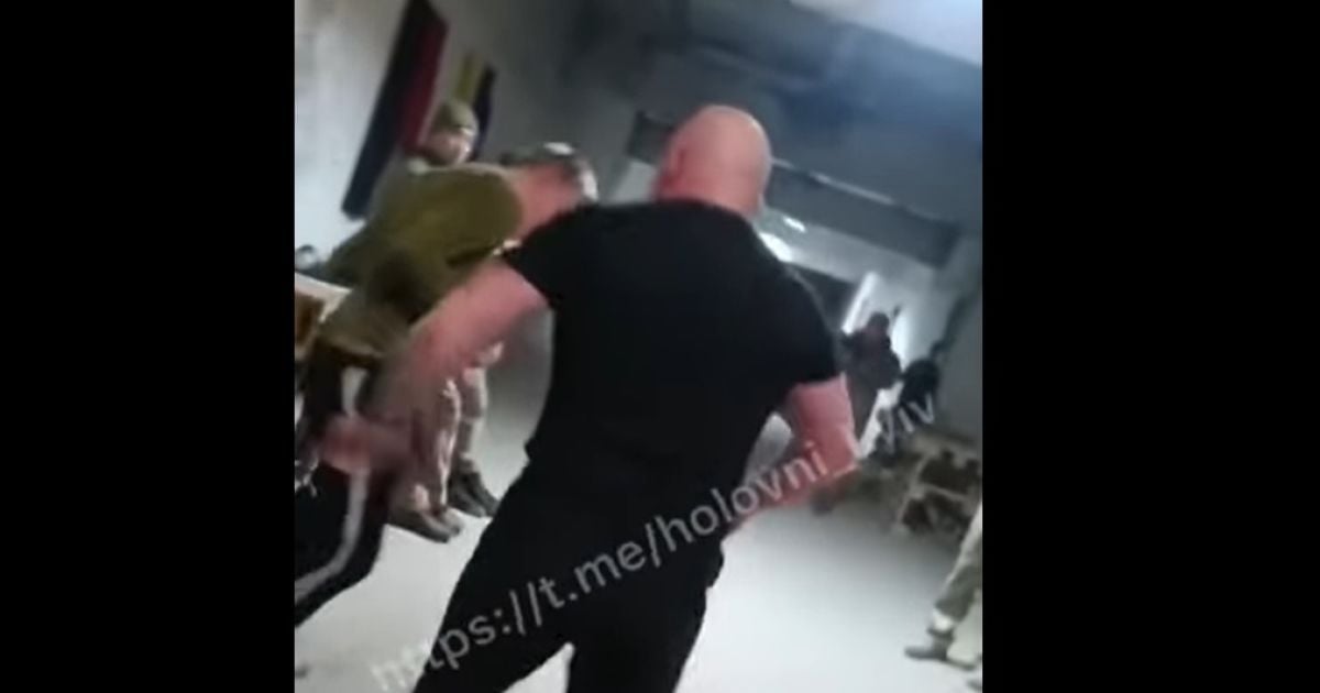 Мережу обурило відео побиття офіцером солдата на Житомирщині: всі подробиці скандалу