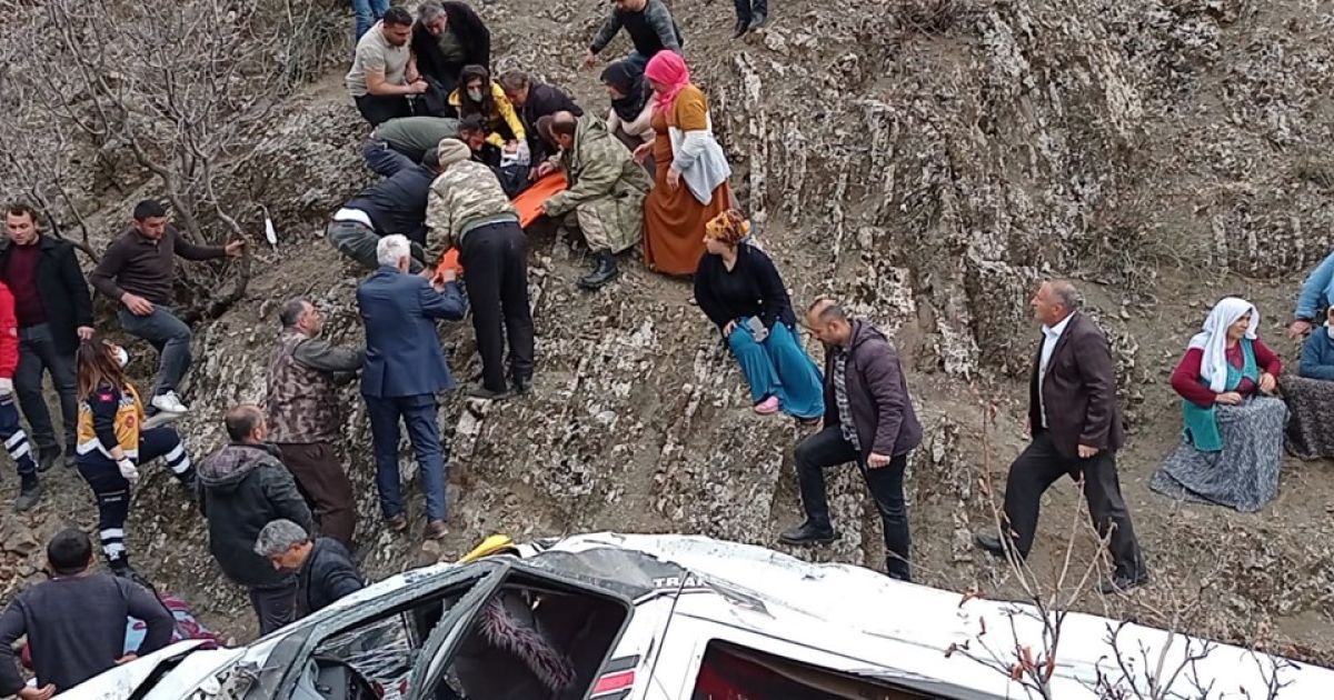 У Туреччині зі скелі зірвався шкільний автобус: загинуло два брати