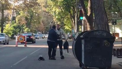 У Одесі два чоловіки побилися на милицях 