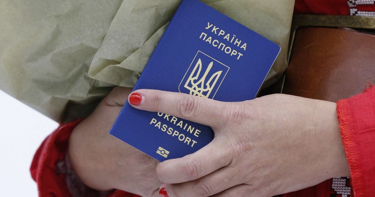 Кабмин запретил украинцам выезжать в Россию по внутренним паспортам