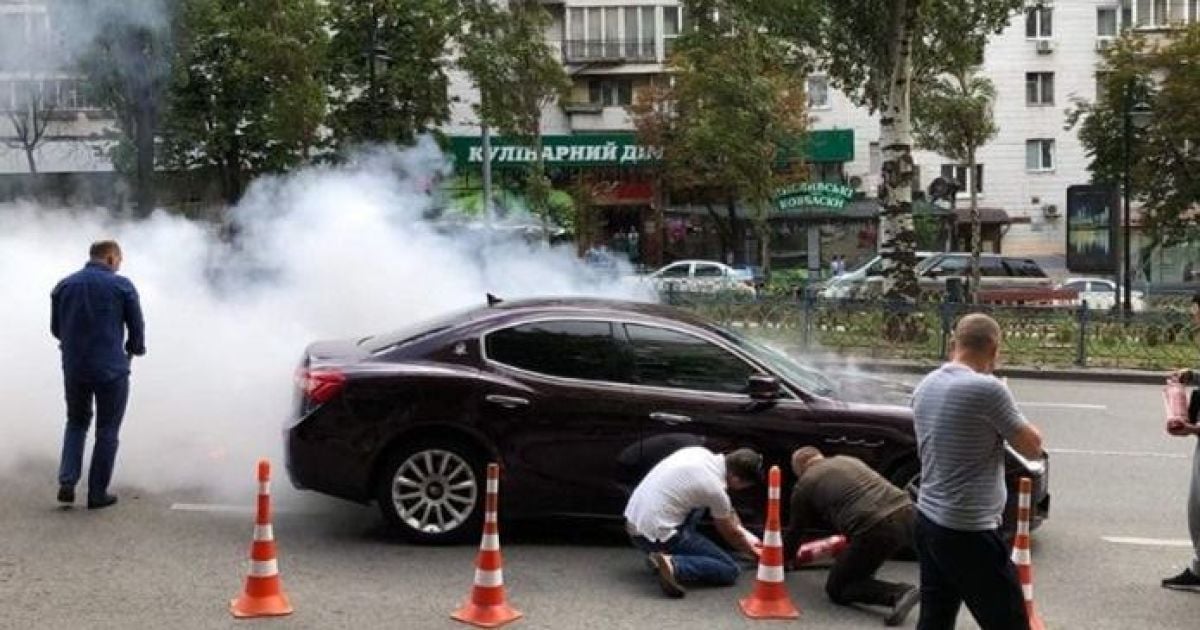 В центре Киева загорелся элитный Maserati