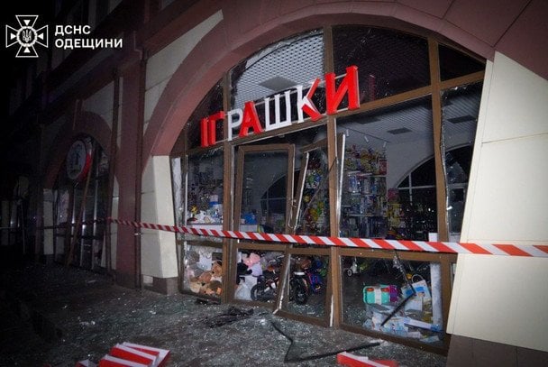 Зокрема, росіяни удару завдали по ринку Привоз.  / © ГУ ДСНС в Одеській області