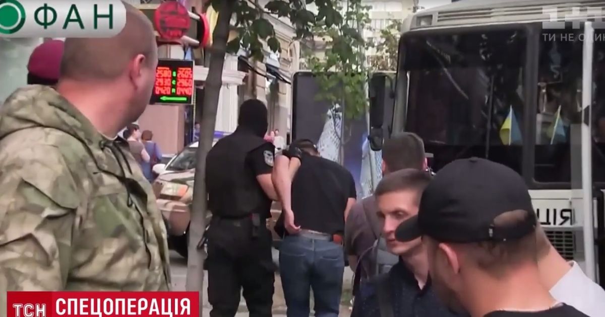 В Киеве иномарка на польских номерах пыталась убежать от полиции по людному тротуару
