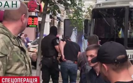 В Киеве иномарка на польских номерах пыталась убежать от полиции по людному тротуару