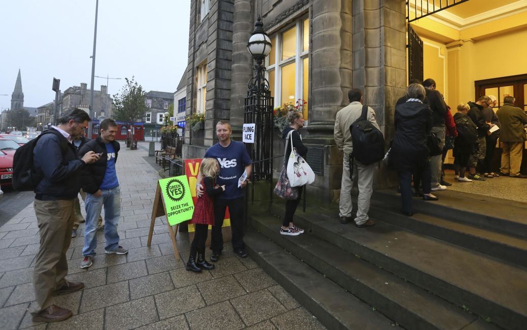 Сегодня шотландцы определяются со своим будущим / © Reuters
