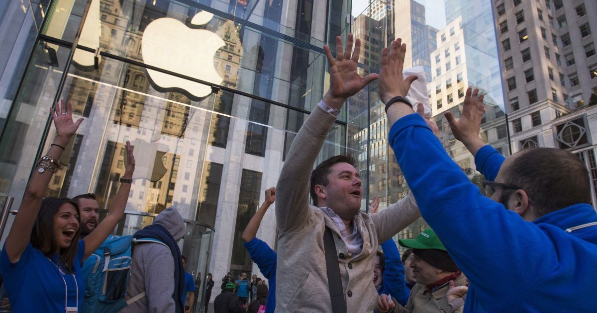 В мире стартовали продажи iPhone 6 и iPhone 6 Plus. / © Reuters