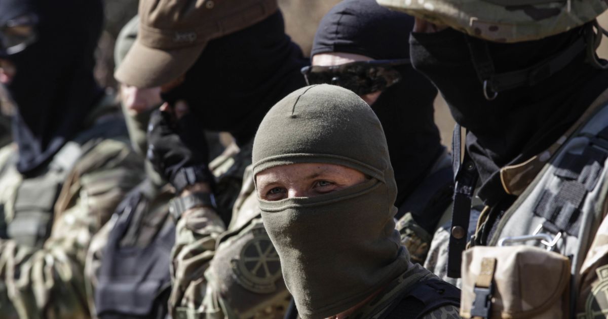 "Именно ребята добровольческих батальонов в то время, когда в стране было трудно, своей жизнью, собой прекратили дальнейшую оккупацию Украины," - отмечают депутаты