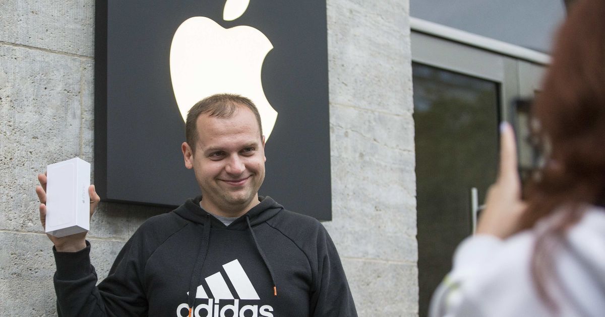 Apple випустить три нових iPhone