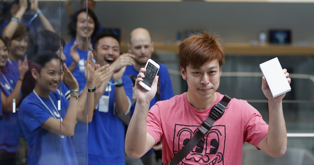 В мире стартовали продажи iPhone 6 и iPhone 6 Plus. / © Reuters