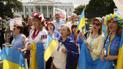 Украинскую делегацию встретили украинскими флагами.