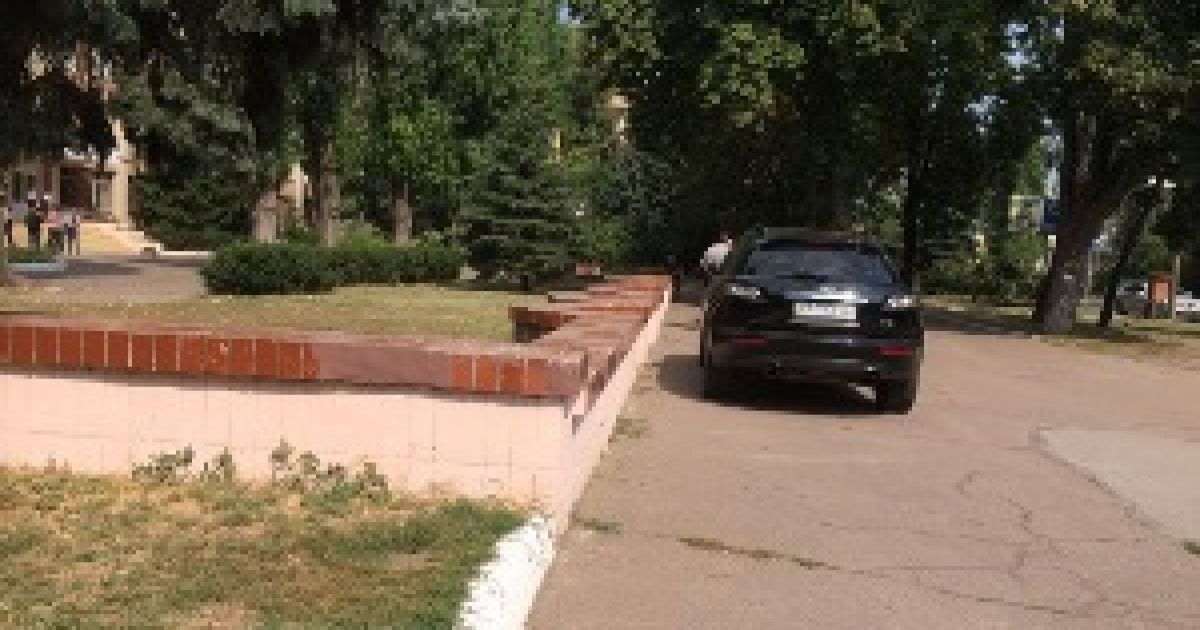 15-летний подросток парковался прямо на тротуаре возле школы.