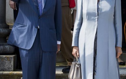 У красивому блакитному пальті: герцогиня Корнуольська з чоловіком приїхала до Північної Ірландії