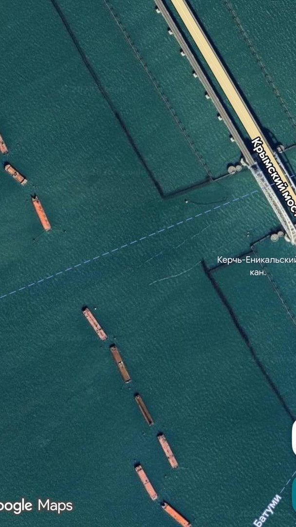 Супутниковий знімок району Кримського мосту, на якому видно баржі та захисні споруди навколо переправи.  / © Google Maps