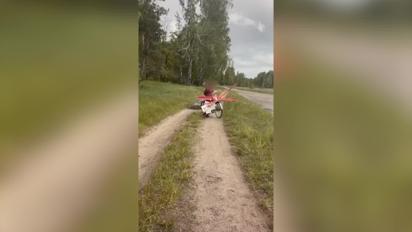 Обережно, міни: бабуся на деокупованій території вкрала попереджувальні знаки
