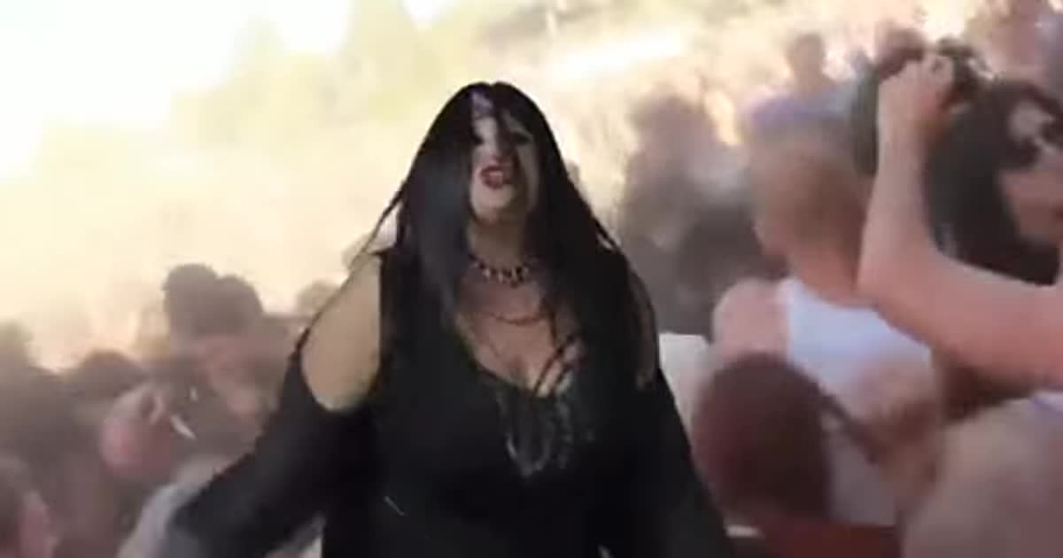 "Рокерка" alyona alyona у косусі представила психоделічне фан-відео