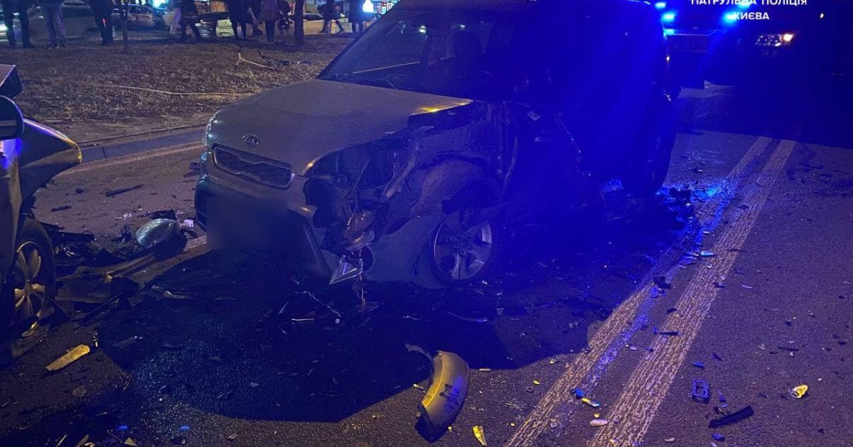 У Києві на Мінському проспекті сталася ДТП з потерпілими за участю чотирьох автомобілів