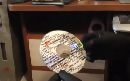 Заявив, що "не дивився, скільки років": в Сумах у чоловіка знайшли 19 дисків із дитячим порно (відео)