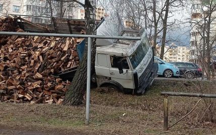 Під Києвом водій пустив вантажівку з дровами під укіс після затримання копами: фото