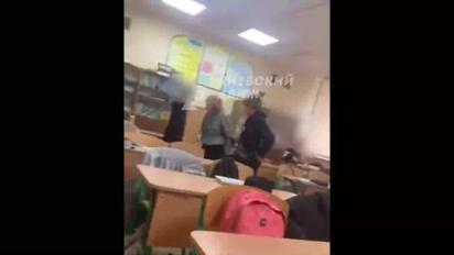 У школі Києва сталася бійка між учнем та вчителем