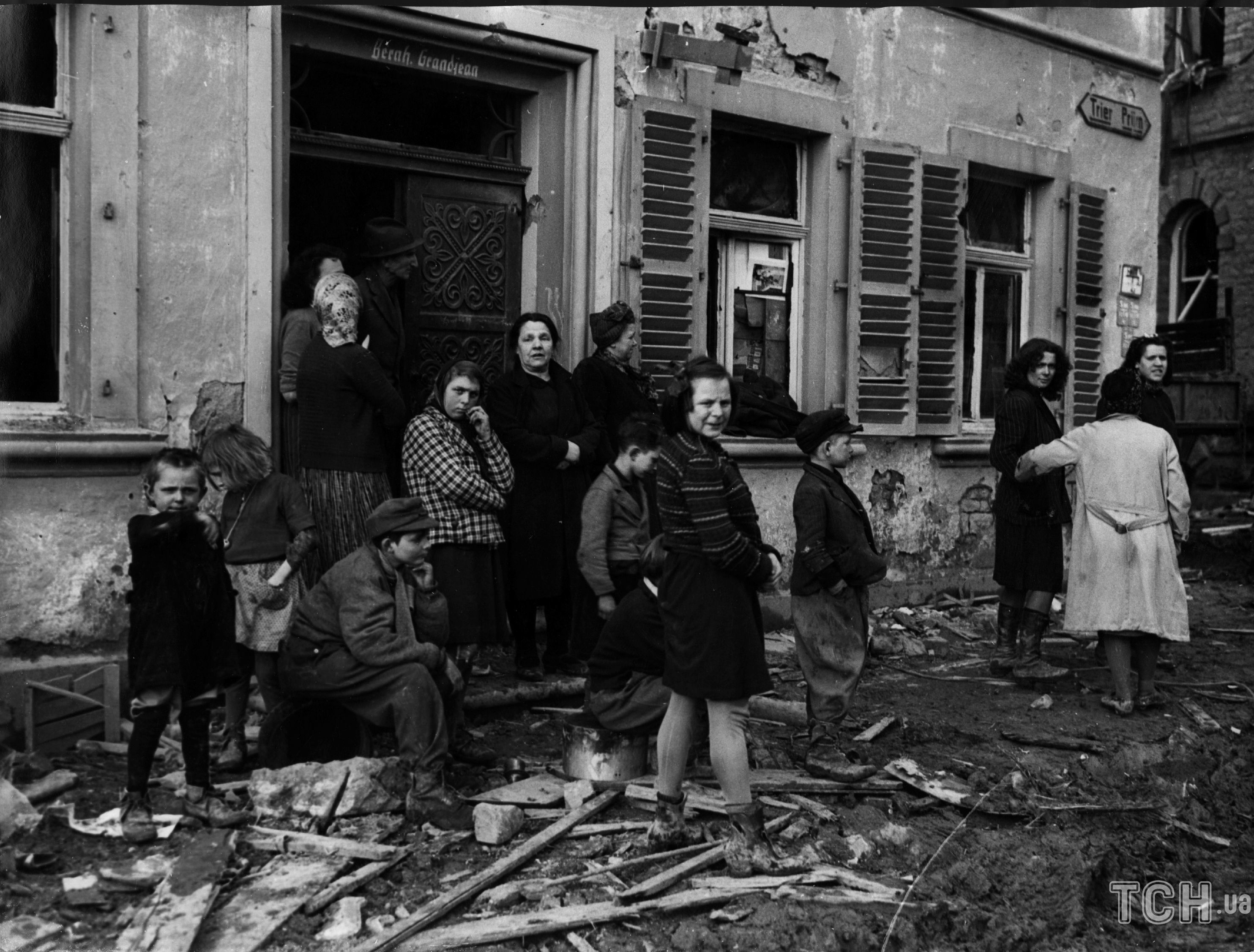 Женщины и дети возле разрушенного здания, Германия 1945 год / © Getty Images