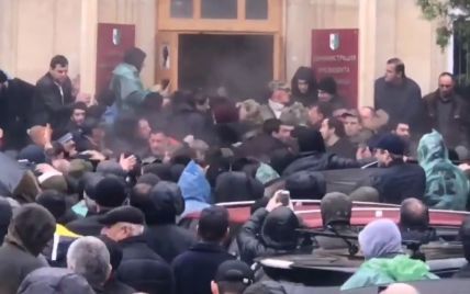 В Абхазії протестувальники пішли на штурм фейкової адміністрації президента