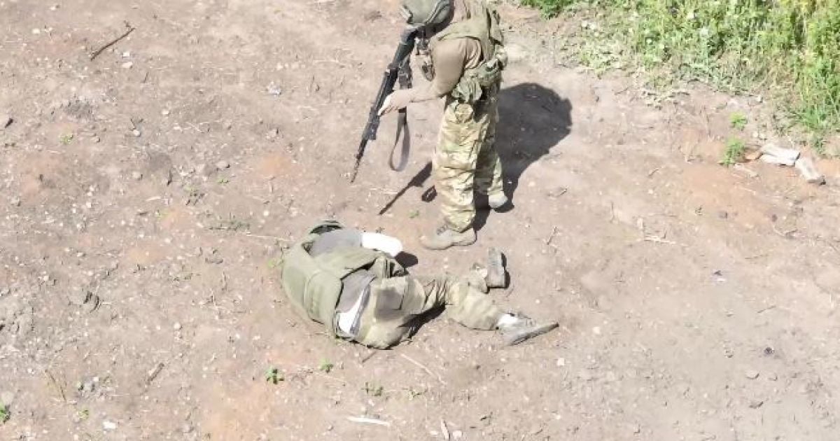 Оккупант добил своего раненого товарища выстрелом в голову