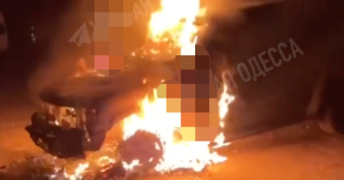 В Одессе в ночь на 14 июля подожгли авто военных / Фото: скриншот