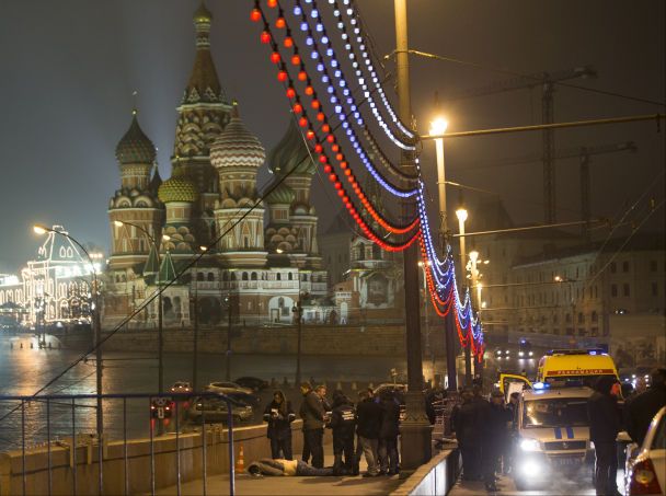 Російська поліція оточила тіло Бориса Нємцова, який був застрелений на мосту неподалік Красної площі, на тлі храму Василія Блаженного, Москва, 28 лютого 2015 року / © Associated Press