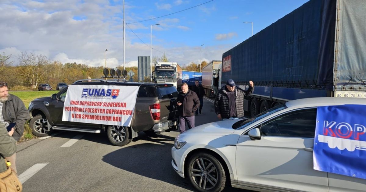 Словацкие перевозчики возобновляют блокировку на границе с Украиной/Фото: UNAS