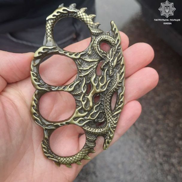 Изъятый у парня кастет