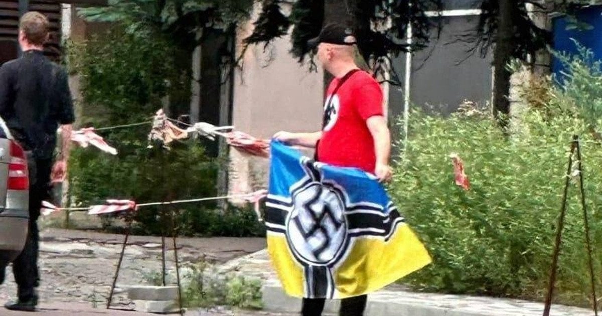 Чоловік з прапором зі свастикою у Києві