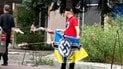 Чоловік з прапором зі свастикою у Києві