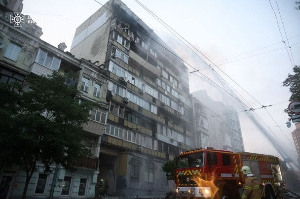 Украденное детство: в Киеве малыш спал на скамейке, пока родители разбирали завалы их дома