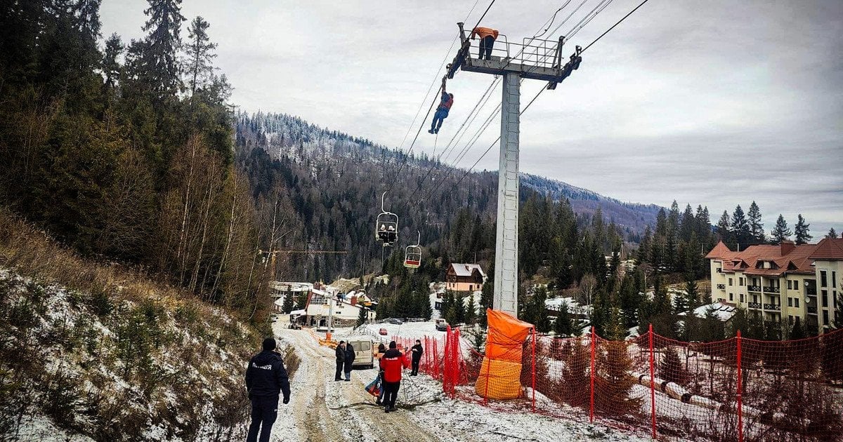 У Львівській області на горі Захар Беркут зупинився підйомник.