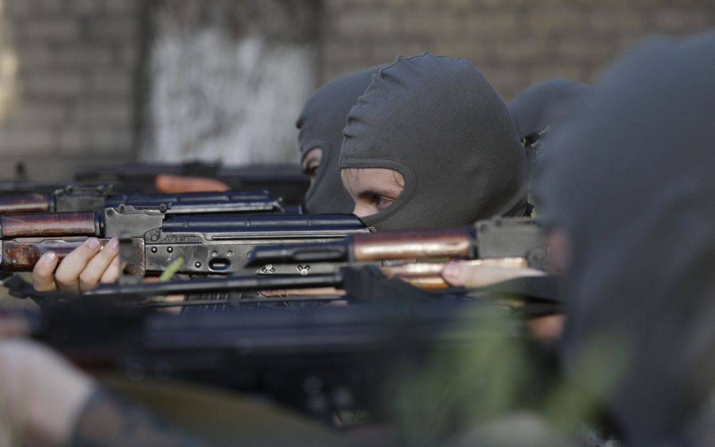 Батальйон "Азов"  проводить серед маріупольців курси бойової підготовки. / © Reuters