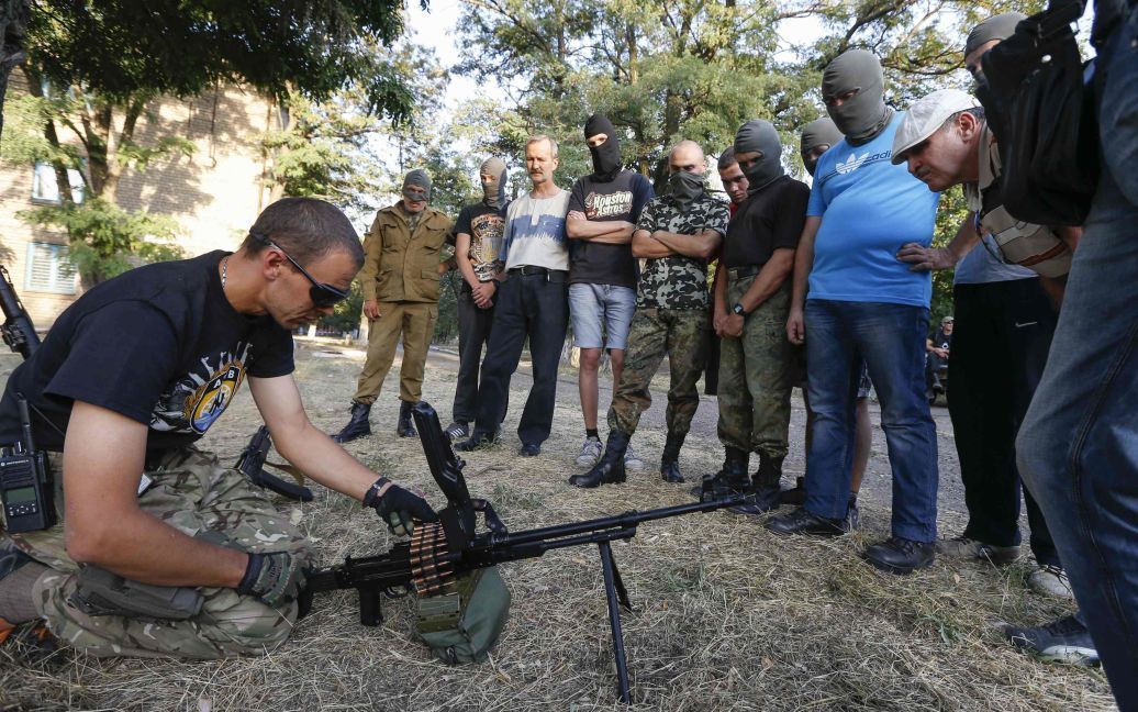 Батальйон "Азов"  проводить серед маріупольців курси бойової підготовки. / © Reuters