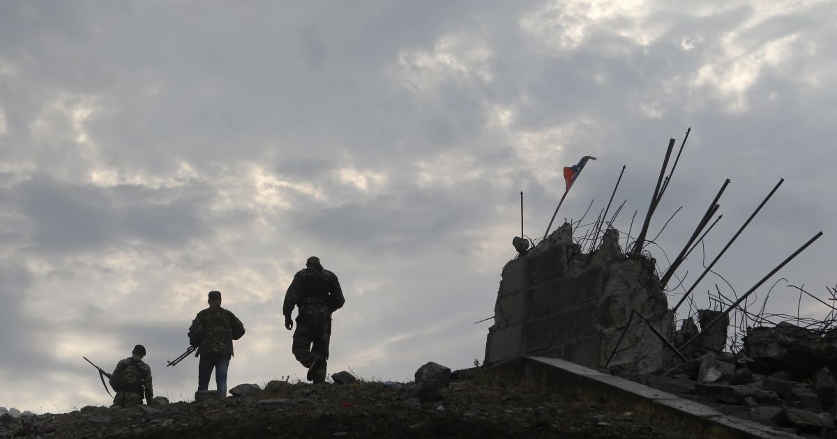 Боевики завезли российские учебники.