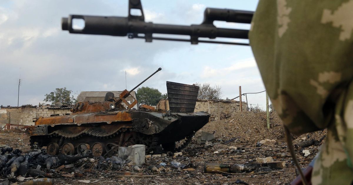 Боевики продолжают атаковать силовиков