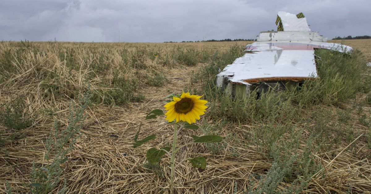 На місці падіння літака залишаються його уламки / © Reuters