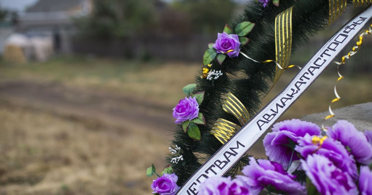 На місці падіння літака залишаються його уламки / © Reuters