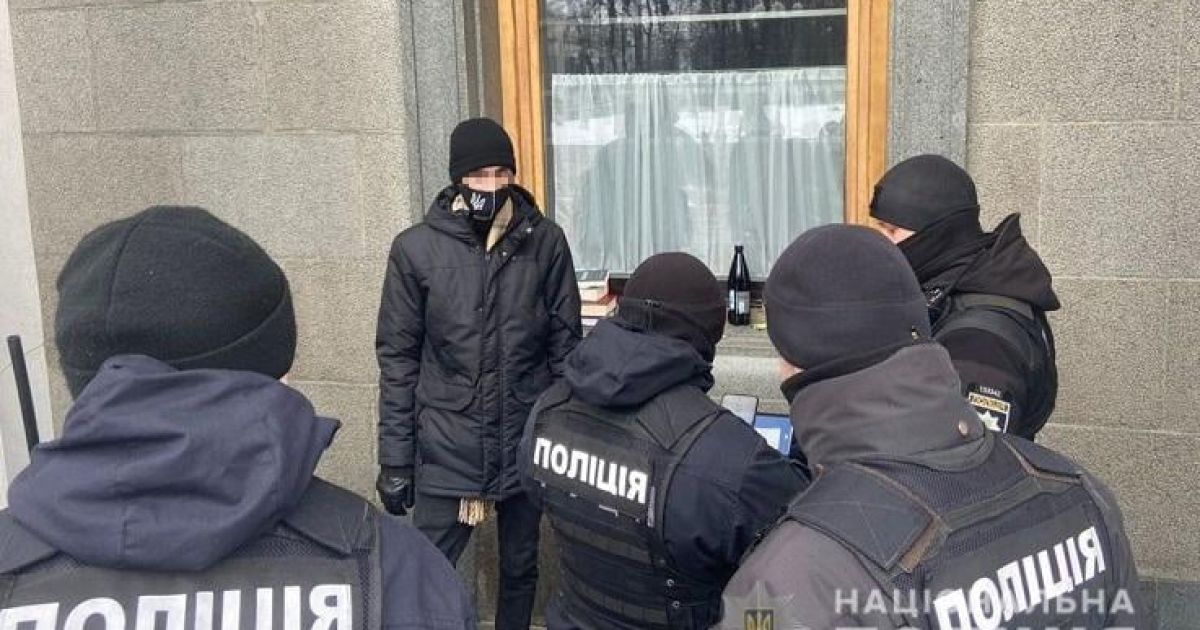 Намагався втекти: у Києві 27-річний чоловік кинув молоток у будівлю Верховної Ради
