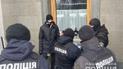 Намагався втекти: у Києві 27-річний чоловік кинув молоток у будівлю Верховної Ради