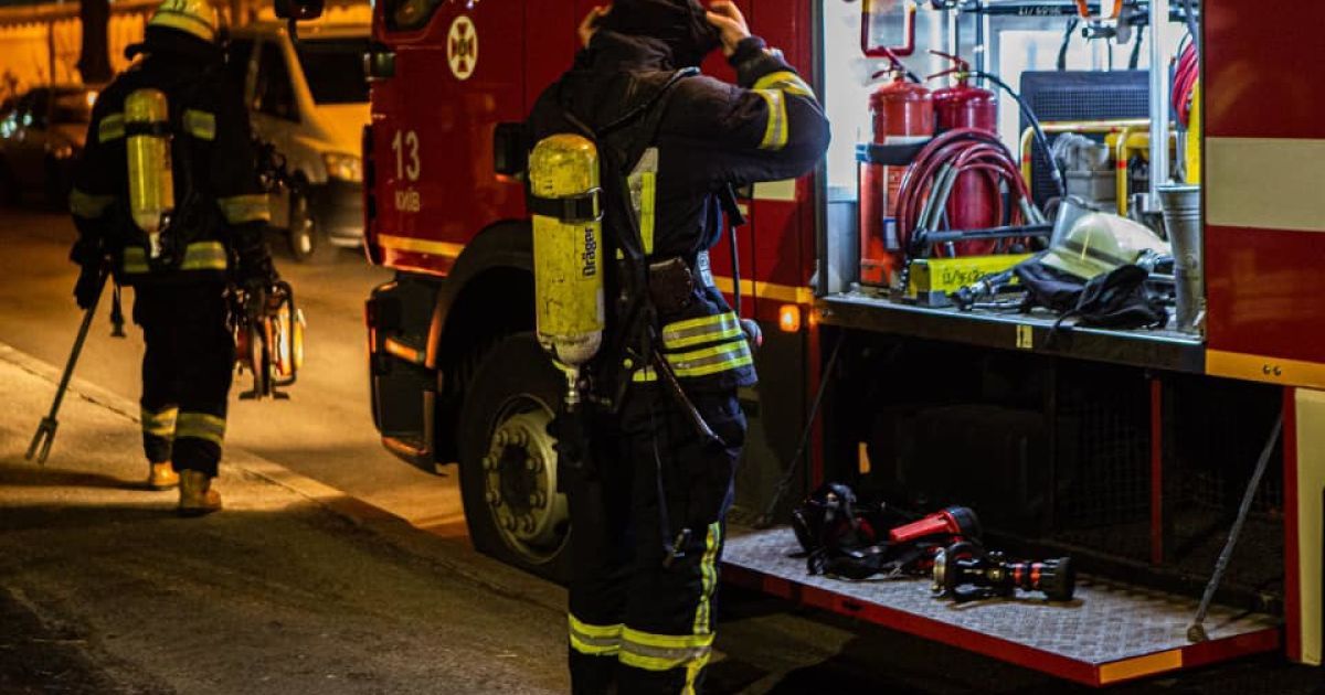 В Киеве огонь охватил квартиру: почему к пожару могут быть причастны соседи