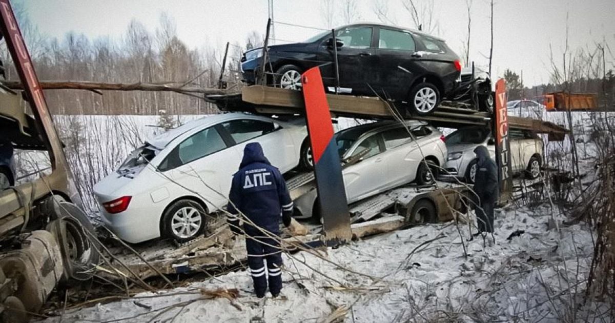 В России перевернулся автовоз с новыми LADA Vesta