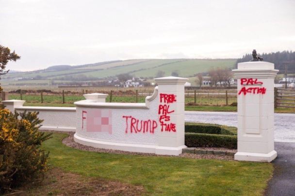 Паркан на в'їзді в гольф-клуб Трампа розписали непристойними написами / ©