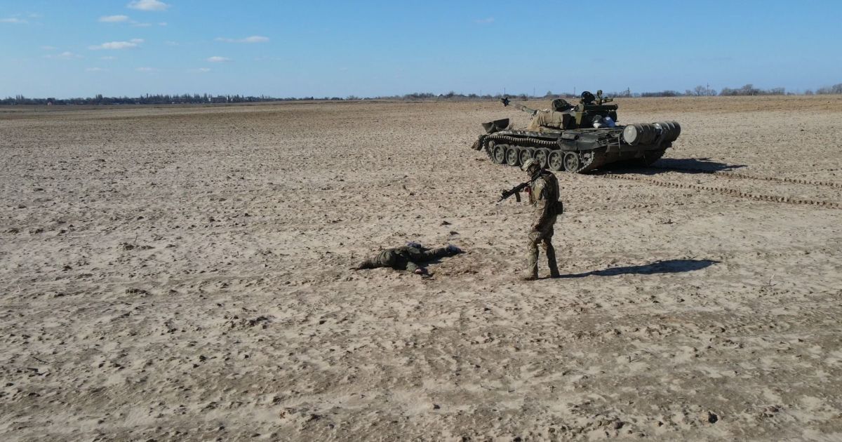 В Киевской области российские солдаты переехали танком своего же командира: в чем причина