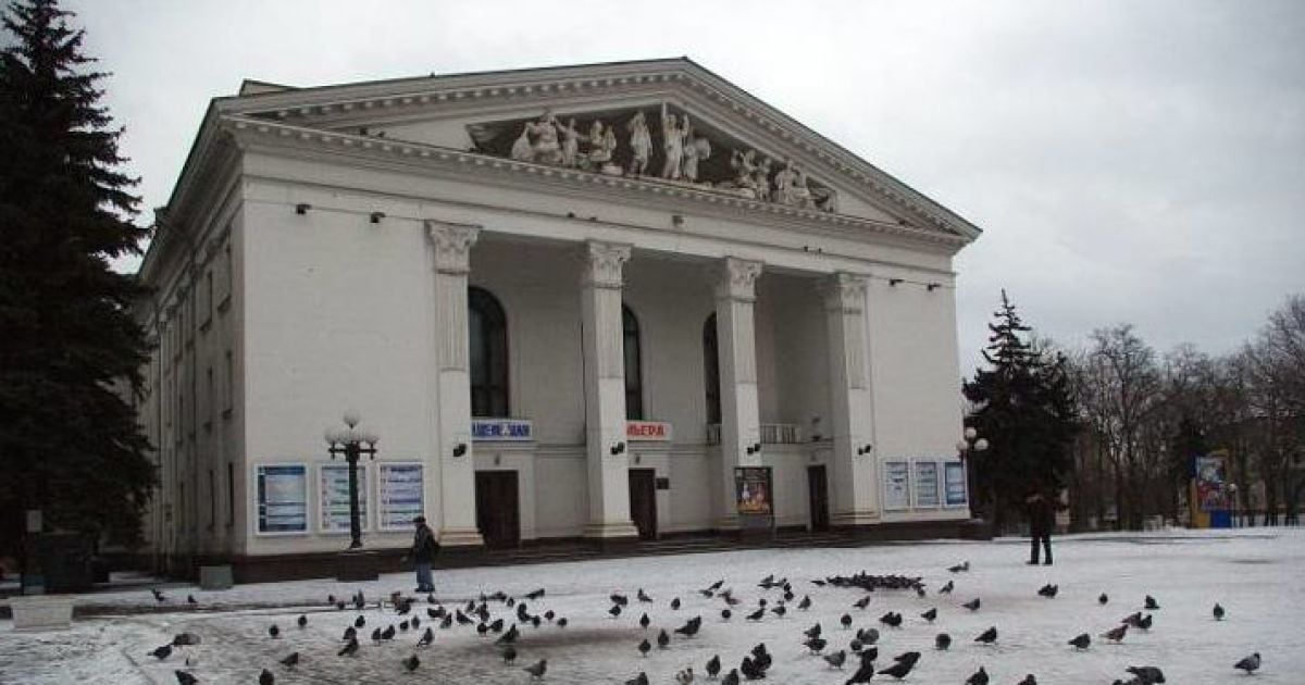 В Мариуполе оккупанты сбросили сверхмощную бомбу на Драматический театр, в котором прятались люди