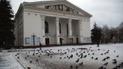 У Маріуполі окупанти скинули надпотужну бомбу на Драматичний театр, в якому ховалися люди