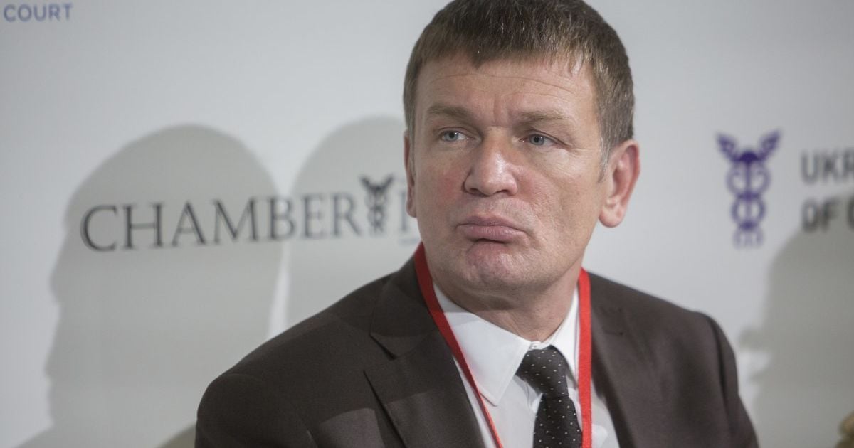 "Юбилейный" кнопкодав: нардеп голосовал за коллегу, прикрываясь газетой